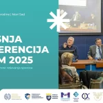 Promo vizual za “Godišnju konferenciju REGUM 2025”, sa natpisom “Medijacija kao budućnost rešavanja sporova”. Leva polovina slike je u zeleno-plavoj boji sa tekstom i datumom događaja – 28. novembar 2025, Privredna komora Vojvodine, Novi Sad. Desno je fotografija panela na konferenciji, gde trojica govornika sede za stolom ispred publike, dok je u gornjem desnom uglu REGUM logo sa simbolom ruku u rukovanju. Na dnu su logotipi organizatora i partnera konferencije.